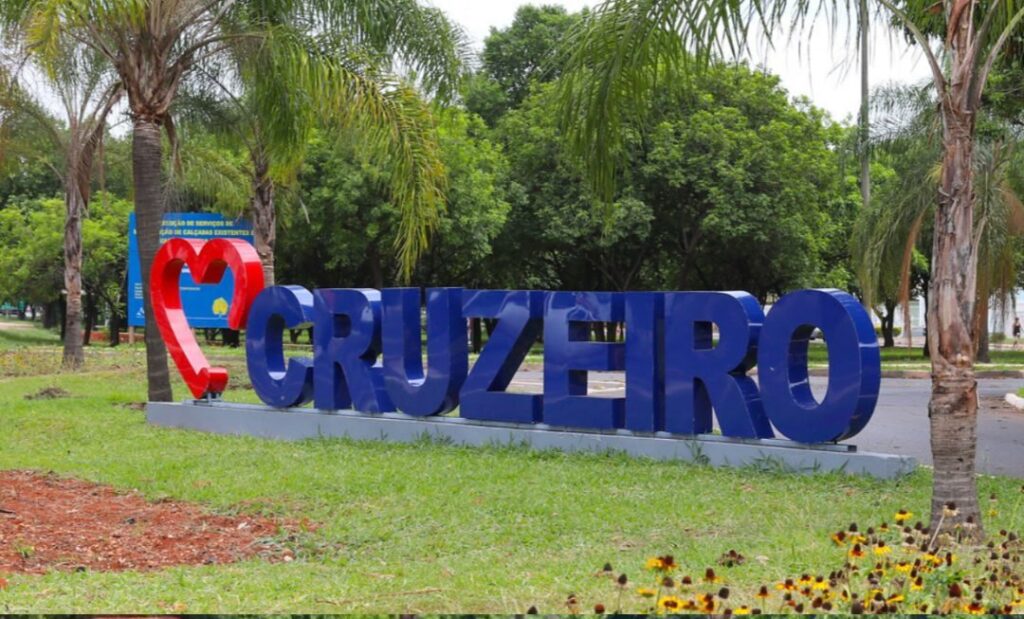 Placa do letreiro do Cruzeiro é reinaugurada