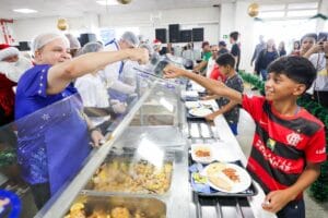Ibaneis celebra Natal em restaurante comunitário