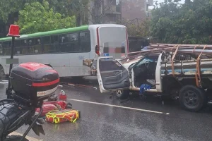 Motorista fica preso às ferragens após bater carro em ônibus parado