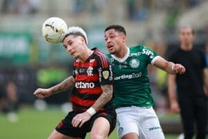 Disputa de bola entre Flamengo x Palmeiras na final da Libertadores
