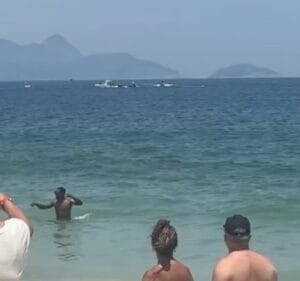Avião de propaganda cai no mar da praia de Copacabana