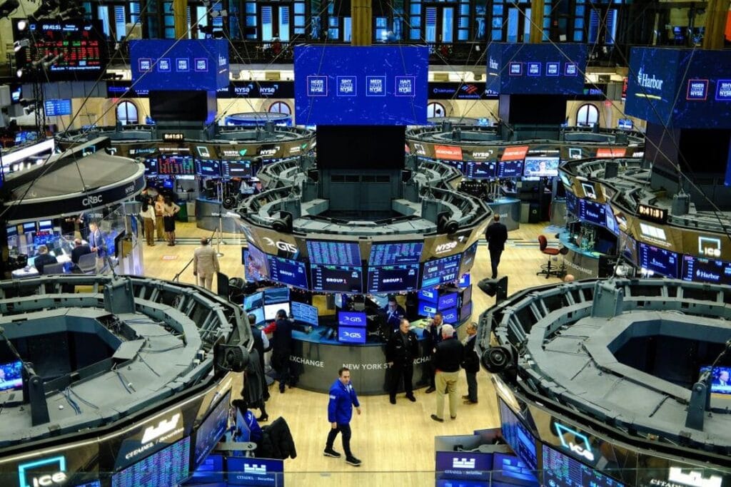 Bolsas de NY fecham em alta mesmo com liquidez reduzida; S&P 500 e Dow Jones renovam recordes