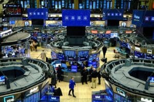 Bolsas de NY fecham em alta mesmo com liquidez reduzida; S&P 500 e Dow Jones renovam recordes