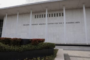 Artistas cancelam apresentações no Kennedy Center rebatizado em homenagem a Trump