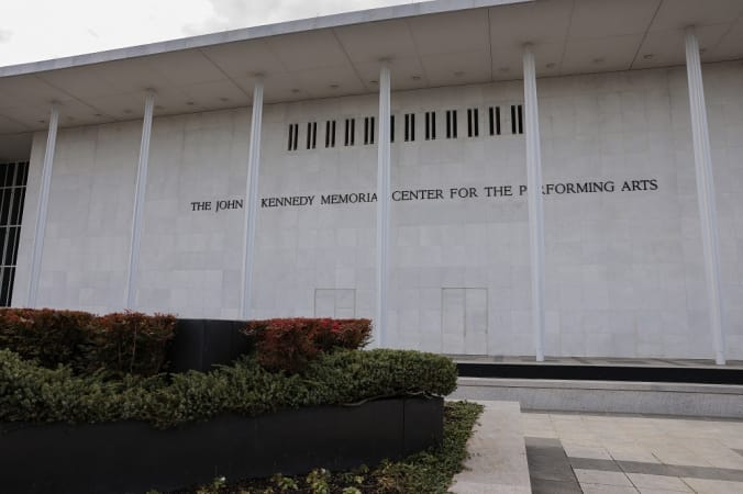 Artistas cancelam apresentações no Kennedy Center rebatizado em homenagem a Trump