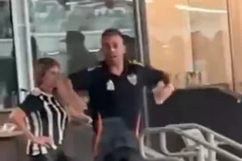 Torcedor do Atlético-MG faz gestos racistas contra palmeirenses