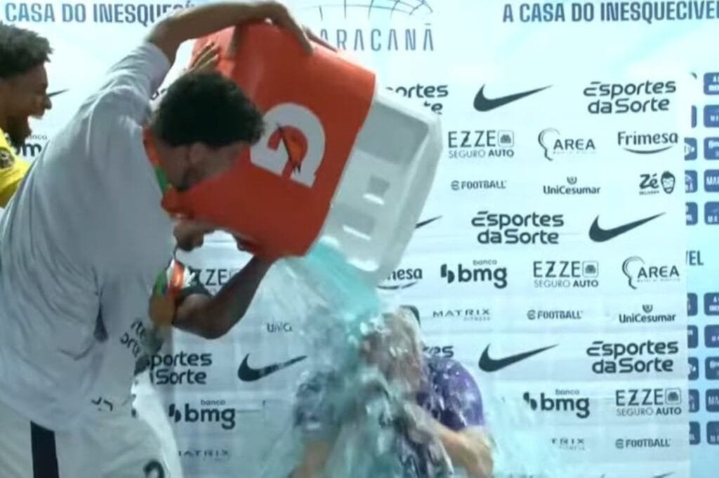 Jogadores do Corinthians invadem coletiva e dão "banho" em Dorival