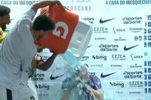 Jogadores do Corinthians invadem coletiva e dão "banho" em Dorival