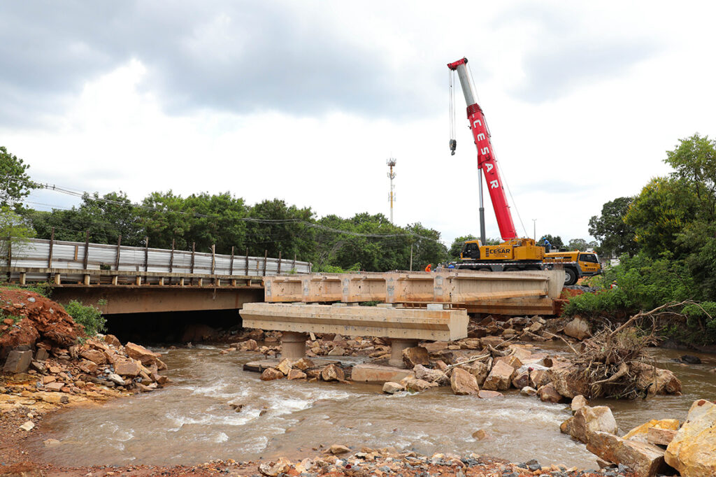 Vigas da nova ponte erguida entre Guará e Núcleo Bandeirante são içadas