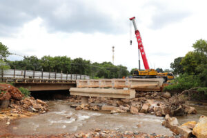Vigas da nova ponte erguida entre Guará e Núcleo Bandeirante são içadas