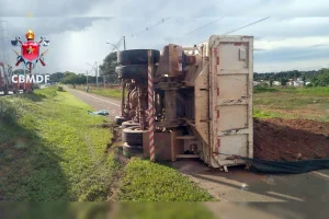 Carreta tomba, invade ciclovia no DF e deixa motorista ferido