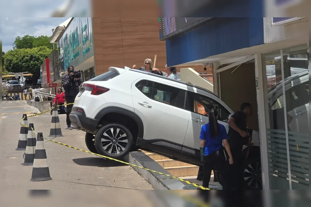Carro invade centro médico após motorista perder o controle na Asa Sul