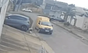 Motorista erra pedal ao sair de casa e atropela carteiro de ré.