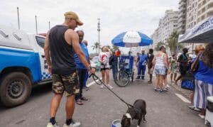 Cedae distribui água para hidratação no Rio