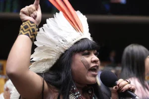 Em depoimento à polícia, deputada diz ter sido arrastada por seguranças.