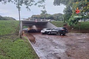 Tesourinha alaga e causa acidente entre três carros na Asa Sul