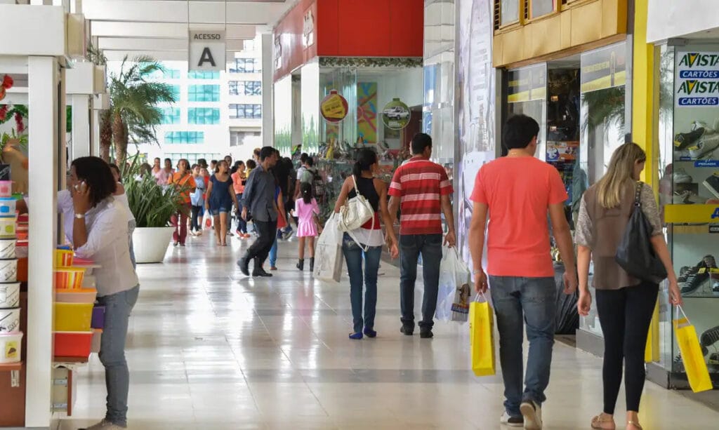 Varejo cresce 2,6% no Natal, mas preferência por itens essenciais indica cautela