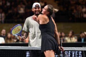 Nick Kyrgios vence Sabalenka por 2 sets a 0 na Batalha dos Sexos
