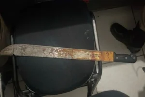 Pai ataca padre com facão após religioso chamar suas filhas de lindas