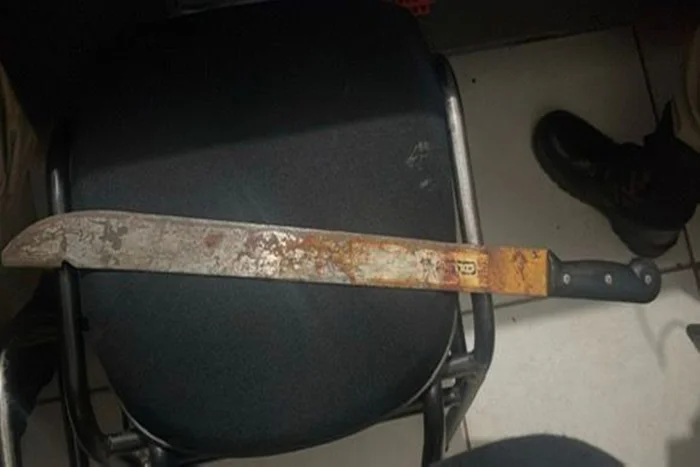 Pai ataca padre com facão após religioso chamar suas filhas de lindas