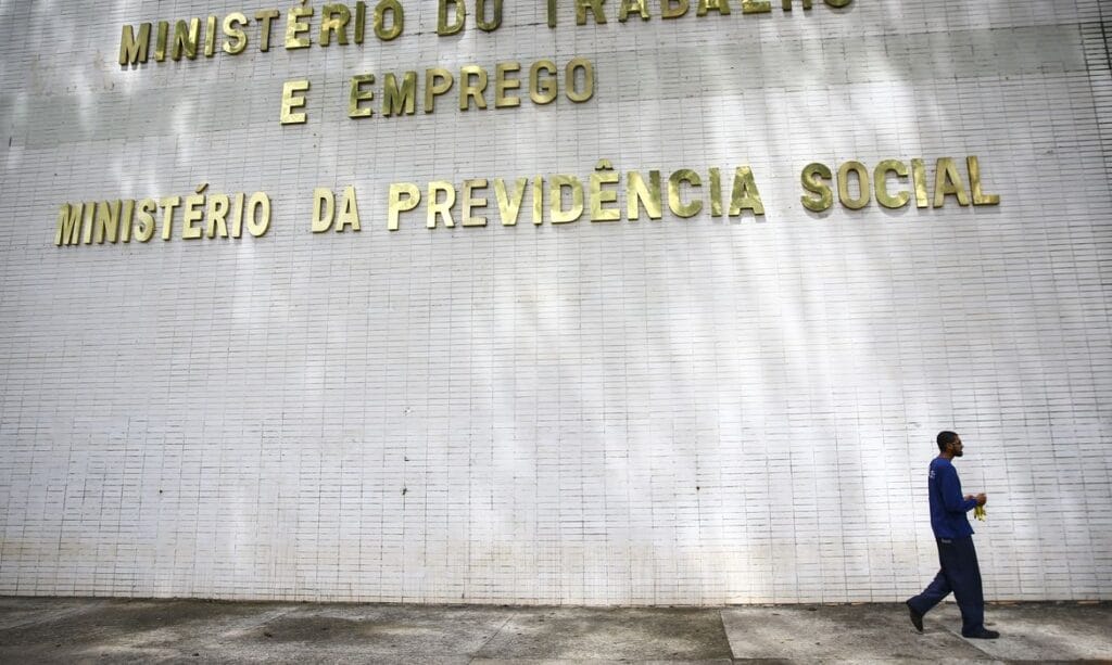 Brasil registra saldo positivo de 85,8 mil vagas de trabalho em novembro