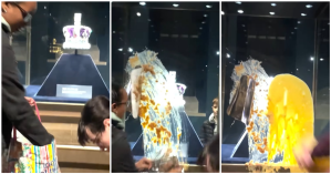 Manifestantes protestam na Torre de Londres com sobremesa em display da coroa real