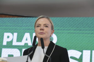 Gleisi Hoffmann reage a críticas de Alcolumbre ao governo