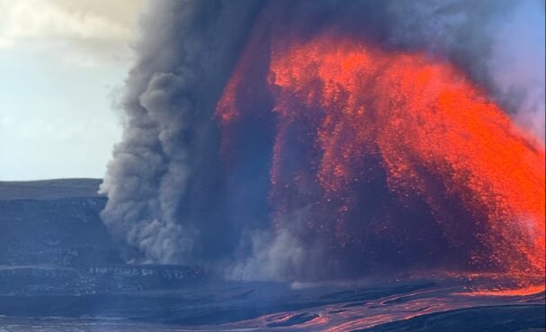 Vulcão Kilauea, no Havaí, entra em erupção com jatos de lava a 300 metros