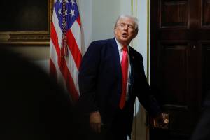 EUA suspendem pedidos de imigração de 19 países; Trump chama somalis de “lixo”