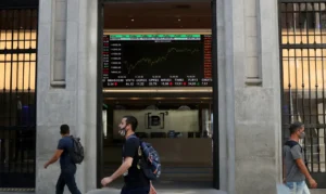 Bolsa sobe 0,99% e supera 160 mil pontos