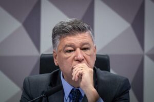 Presidente da CPMI do INSS revela diagnóstico de tumor no estômago