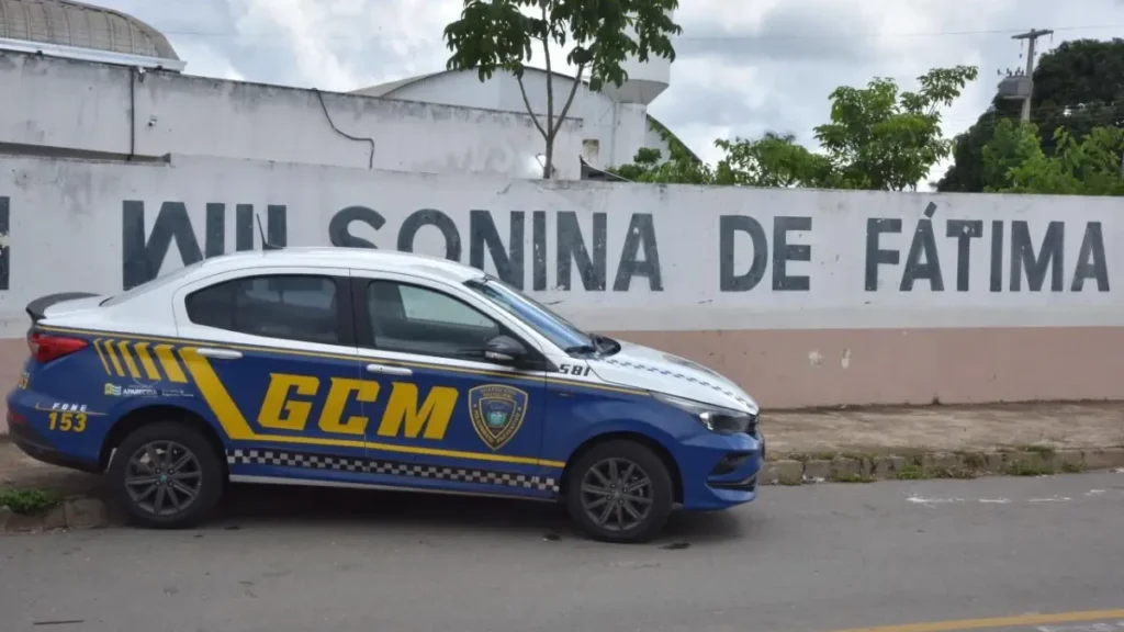 Diretora de escola é presa por desvio de merenda e materiais