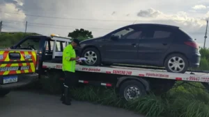 Homem abandona veículo com quase 300 multas em Senador Canedo