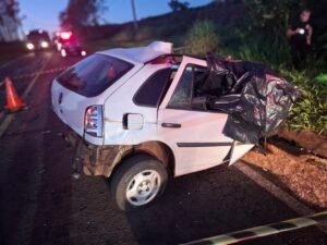 Colisão entre carro e ônibus na PR-490 deixa seis mortos no Paraná