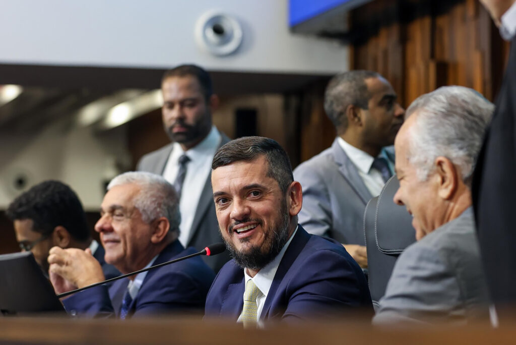 Alerj aprova soltura de Rodrigo Bacellar em sessão marcada por conflitos