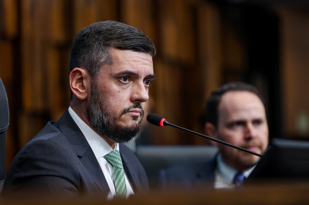 Alexandre de Moraes determina medidas cautelares para Rodrigo Bacellar