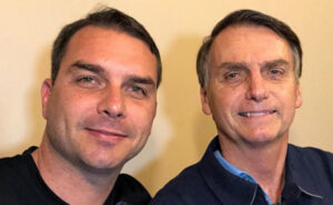 Flávio Bolsonaro confirma intenção de Jair Bolsonaro em disputar a Presidência em 2026