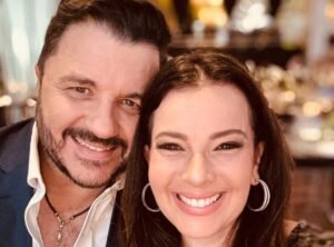 Mauricio Manieri atualiza estado de saúde da esposa após AVC e cirurgia