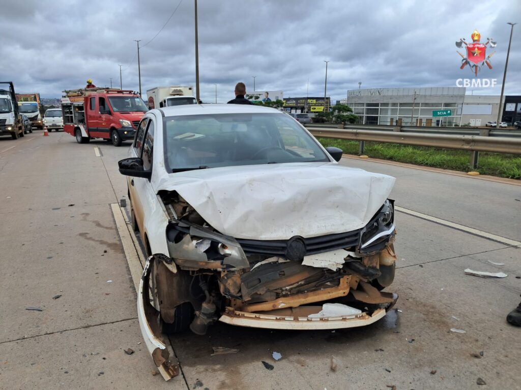 Acidente na Via Estrutural: Colisão entre três veículos deixa feridas