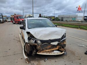 Acidente na Via Estrutural: Colisão entre três veículos deixa feridas