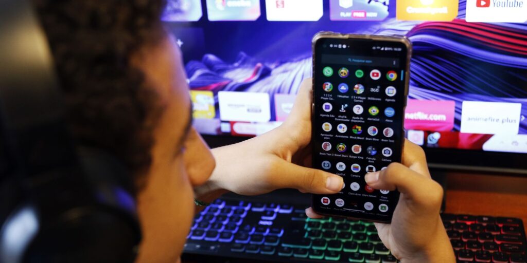 Especialistas elogiam lei australiana que proíbe redes a menores de 16 anos