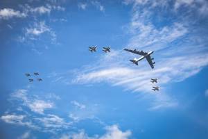 EUA e Japão Reforçam Aliança Militar Após Exercícios de China e Rússia