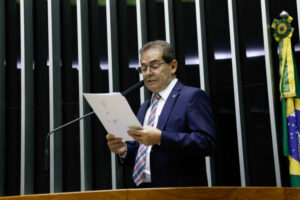 Anistia a Bolsonaro é "sonho de verão", diz relator