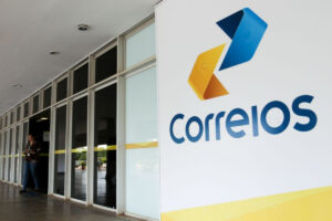 Correios admitem risco de não pagar 13º após reunião no TST