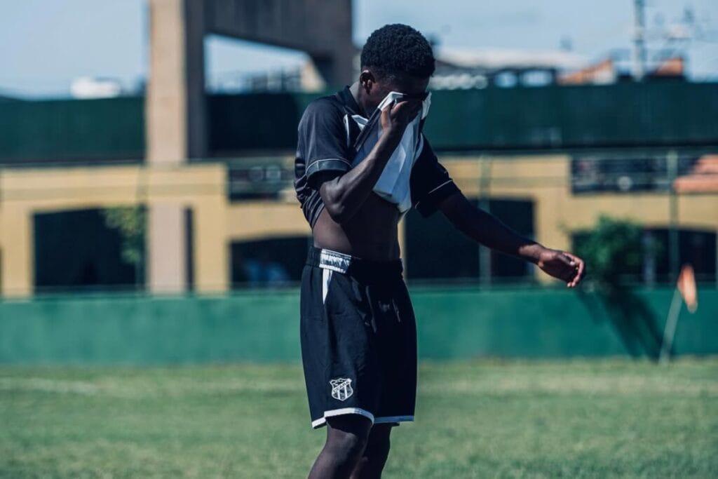 Jogador do Ceará se manifesta após sofrer racismo em partida