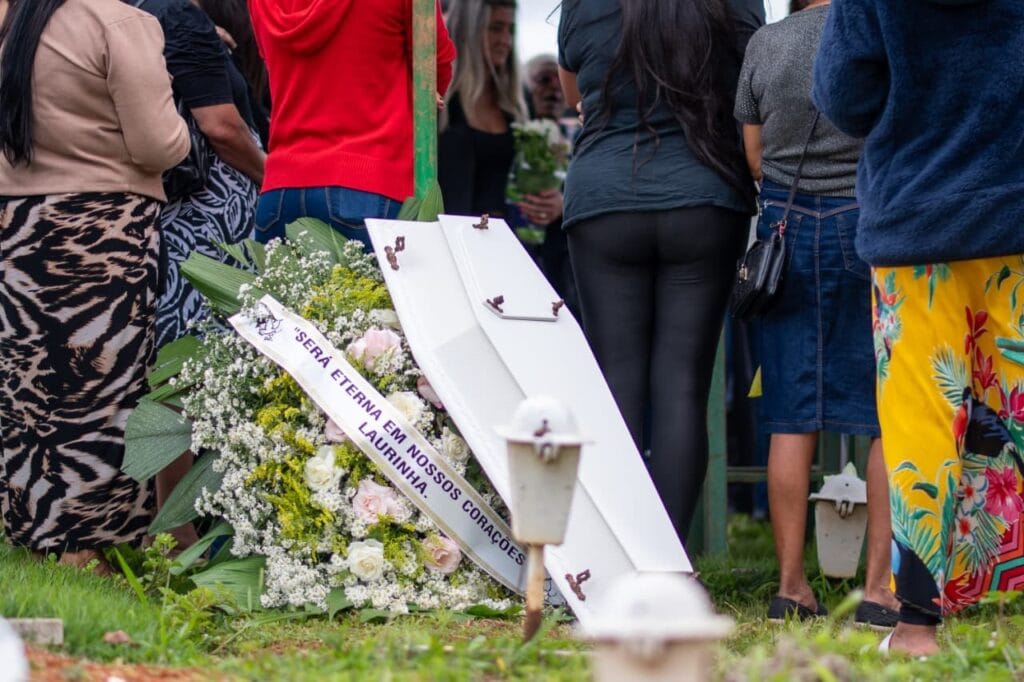 Enterro de bebê morta em creche no DF ocorre sob comoção e revolta