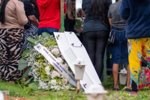 Enterro de bebê morta em creche no DF ocorre sob comoção e revolta