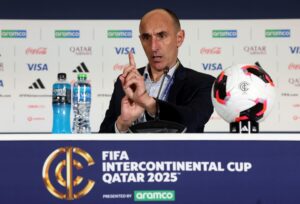 Técnico do Pyramids critica jornalistas após derrota para o Flamengo