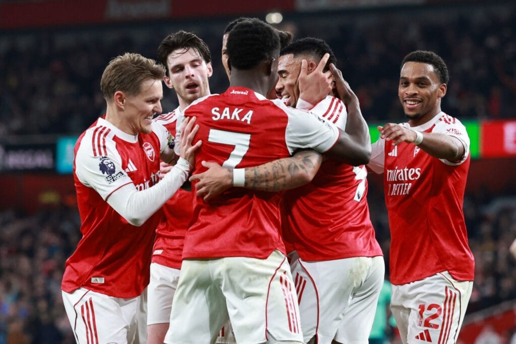Arsenal vence Wolverhampton com dois gols contra no final da partida