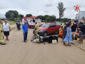 Colisão entre carro e motocicleta deixa feridos em Ceilândia